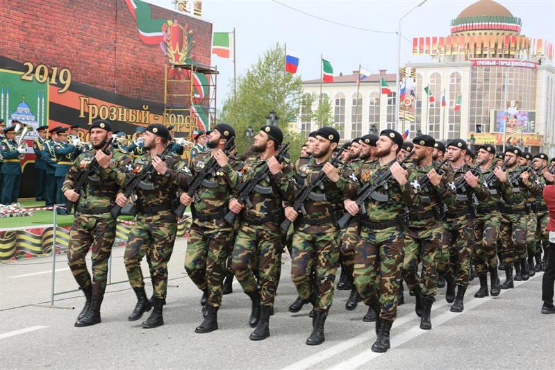 Сотрудники и военнослужащие Росгвардии приняли  участие в генеральной репетиции парада Победы в Грозном (фото, видео)