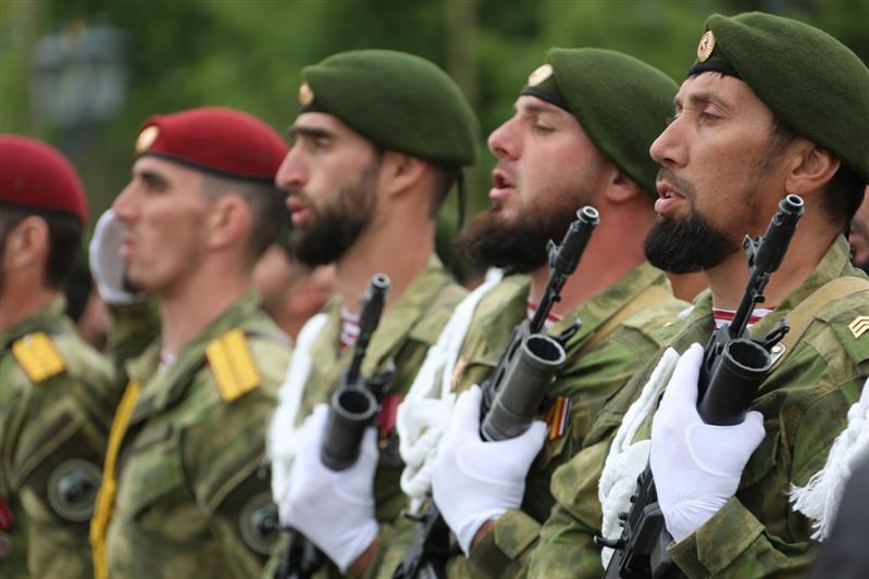 Сотрудники и военнослужащие Росгвардии приняли  участие в генеральной репетиции парада Победы в Грозном (фото, видео)