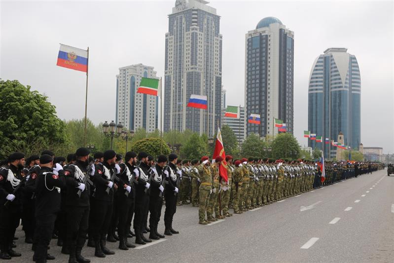 Сотрудники и военнослужащие Росгвардии приняли  участие в генеральной репетиции парада Победы в Грозном (фото, видео)