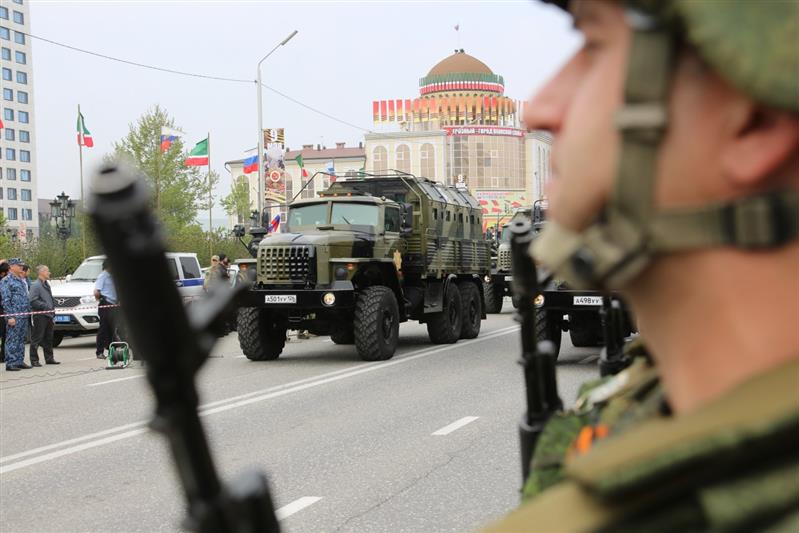 Сотрудники и военнослужащие Росгвардии приняли  участие в генеральной репетиции парада Победы в Грозном (фото, видео)