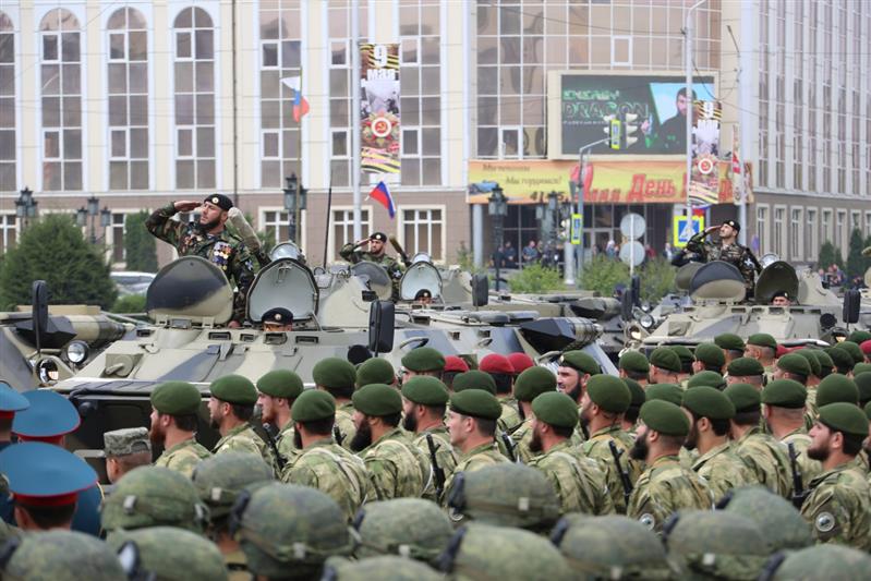 Сотрудники и военнослужащие Росгвардии приняли  участие в генеральной репетиции парада Победы в Грозном (фото, видео)