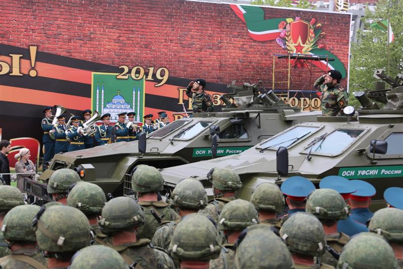Сотрудники и военнослужащие Росгвардии приняли  участие в генеральной репетиции парада Победы в Грозном (фото, видео)