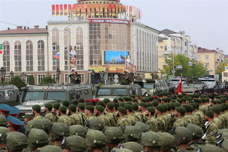 Сотрудники и военнослужащие Росгвардии приняли  участие в генеральной репетиции парада Победы в Грозном (фото, видео)