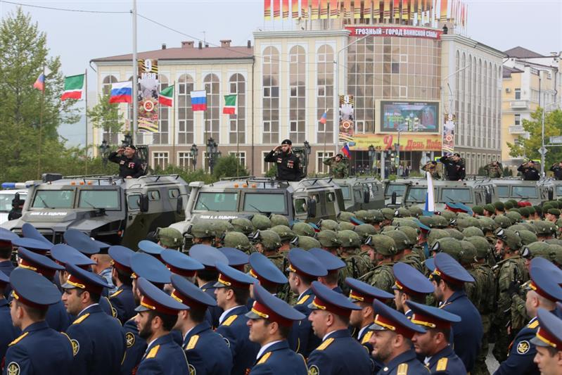 Сотрудники и военнослужащие Росгвардии приняли  участие в генеральной репетиции парада Победы в Грозном (фото, видео)