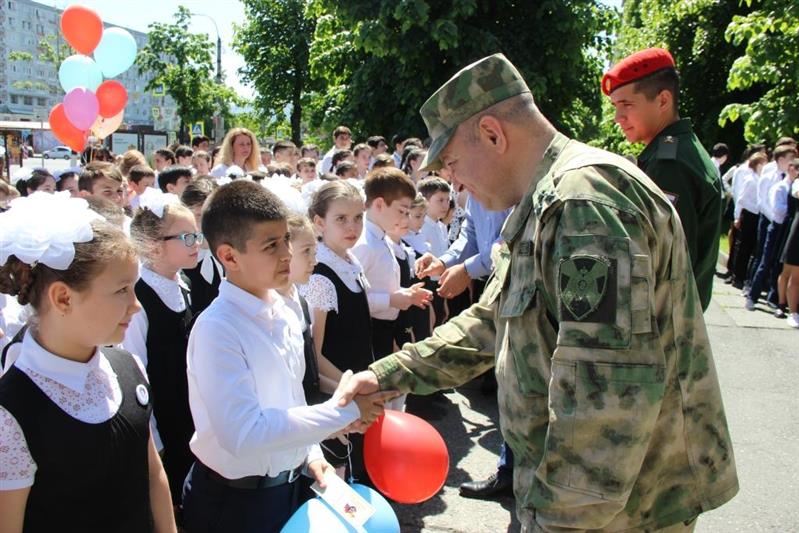 Росгвардейцы поздравили владикавказских школьников со вступлением в ряды «Юнармии»