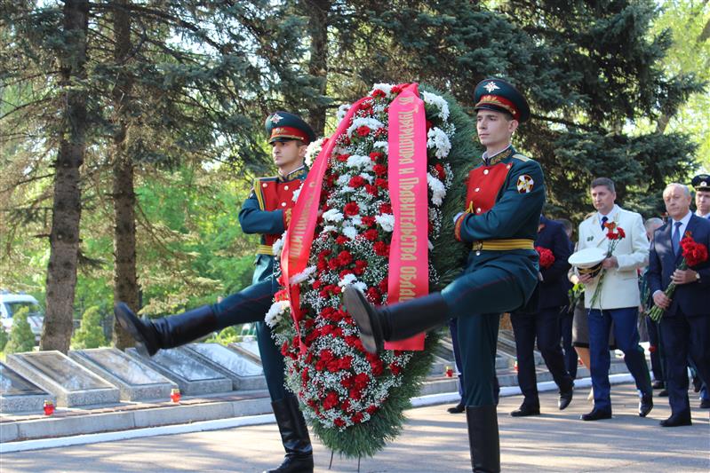 Военнослужащие и сотрудники Росгвардии парадным маршем прошли по главной площади Саратова в ознаменование Дня Победы