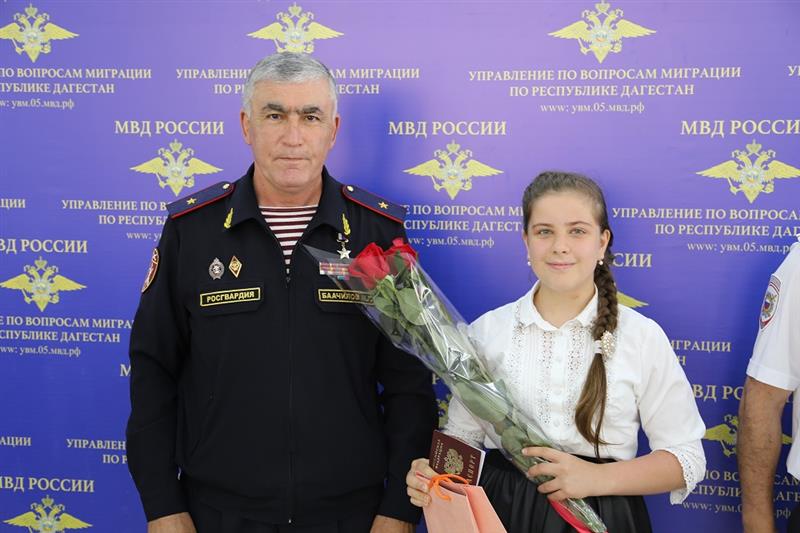 Начальник Управления Росгвардии по Республике Дагестан вручил паспорта юным махачкалинцам (фото, видео)