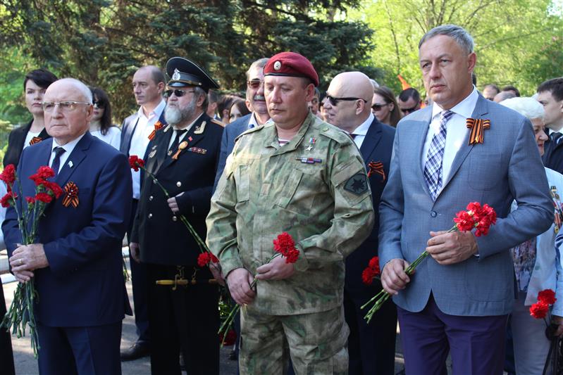 Военнослужащие и сотрудники Росгвардии парадным маршем прошли по главной площади Саратова в ознаменование Дня Победы
