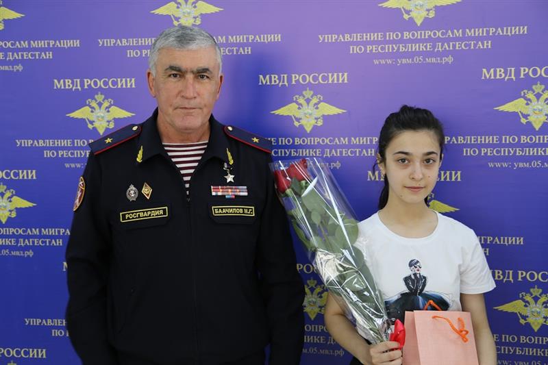 Начальник Управления Росгвардии по Республике Дагестан вручил паспорта юным махачкалинцам (фото, видео)