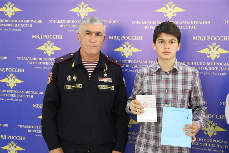 Начальник Управления Росгвардии по Республике Дагестан вручил паспорта юным махачкалинцам (фото, видео)