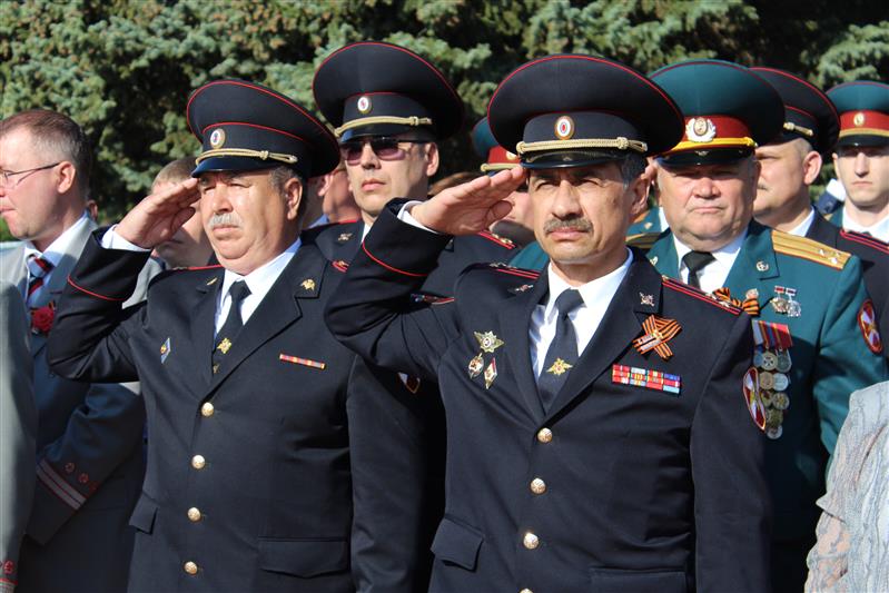 Военнослужащие и сотрудники Росгвардии парадным маршем прошли по главной площади Саратова в ознаменование Дня Победы