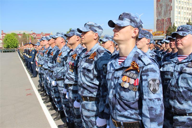 Военнослужащие и сотрудники Росгвардии парадным маршем прошли по главной площади Саратова в ознаменование Дня Победы