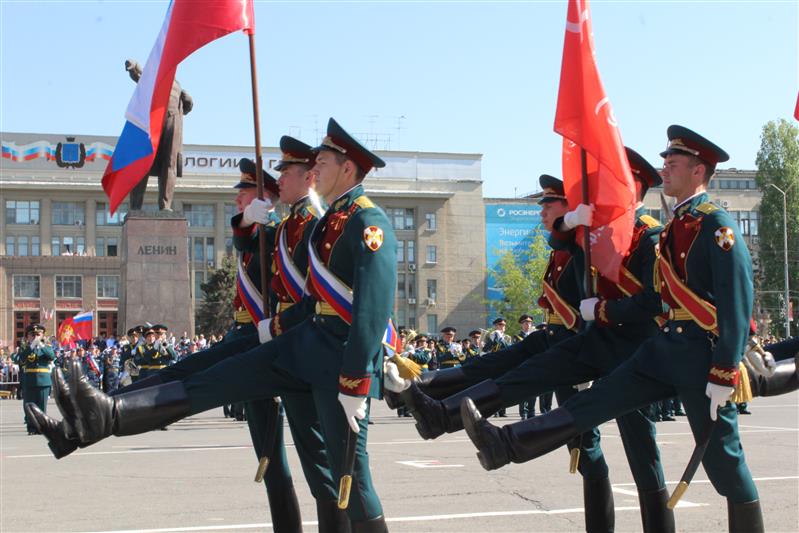 Военнослужащие и сотрудники Росгвардии парадным маршем прошли по главной площади Саратова в ознаменование Дня Победы