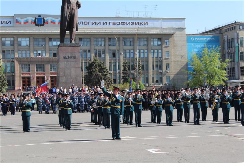 Военнослужащие и сотрудники Росгвардии парадным маршем прошли по главной площади Саратова в ознаменование Дня Победы