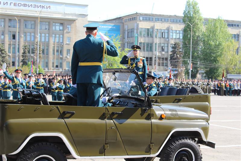 Военнослужащие и сотрудники Росгвардии парадным маршем прошли по главной площади Саратова в ознаменование Дня Победы