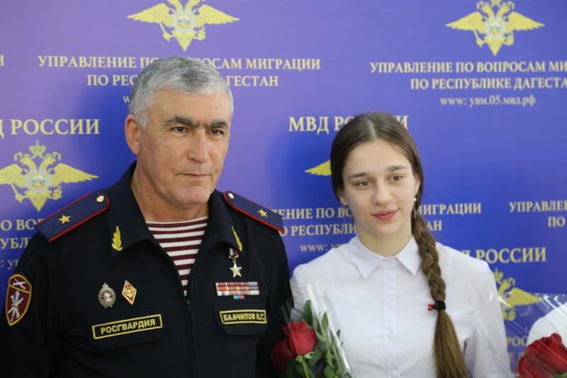 Начальник Управления Росгвардии по Республике Дагестан вручил паспорта юным махачкалинцам (фото, видео)