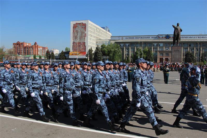Военнослужащие и сотрудники Росгвардии парадным маршем прошли по главной площади Саратова в ознаменование Дня Победы
