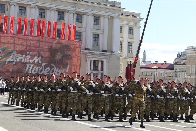 Военнослужащие Росгвардии приняли участие в параде Победы на Дворцовой площади Санкт-Петербурга (фото, видео)