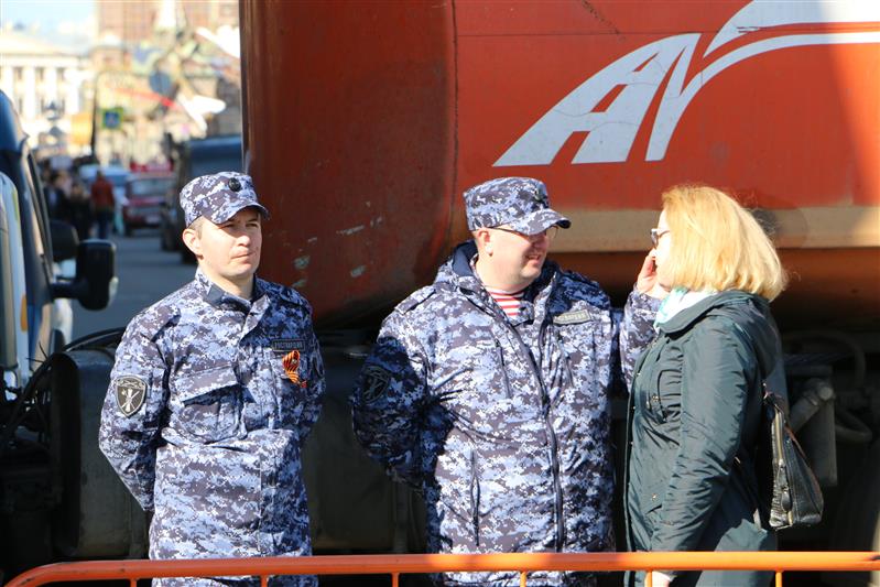 Сотрудники и военнослужащие Росгвардии обеспечили правопорядок при проведении в Санкт-Петербурге праздничных мероприятий, посвященных Дню Победы