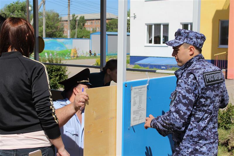 В преддверии Дня защиты детей сотрудники вневедомственной охраны приняли участие в благоустройстве территории дошкольного образовательного учреждения в Энгельсе (фото)
