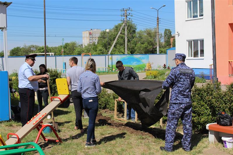 В преддверии Дня защиты детей сотрудники вневедомственной охраны приняли участие в благоустройстве территории дошкольного образовательного учреждения в Энгельсе (фото)