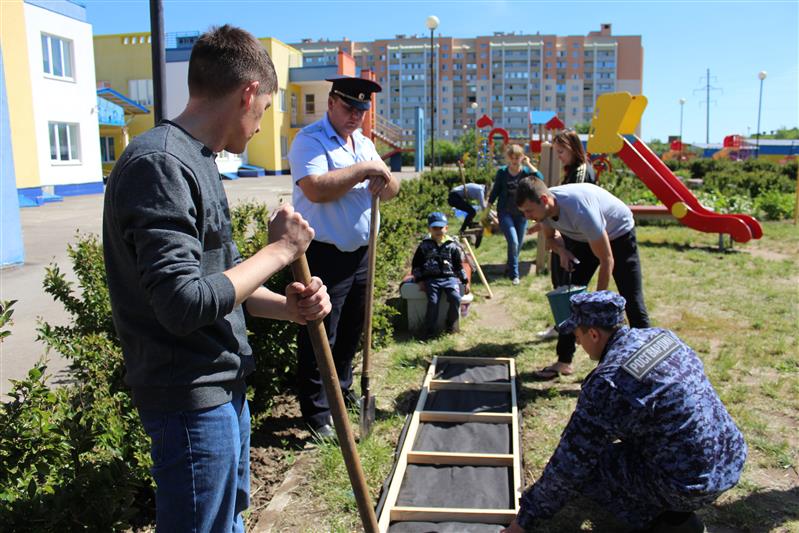 В преддверии Дня защиты детей сотрудники вневедомственной охраны приняли участие в благоустройстве территории дошкольного образовательного учреждения в Энгельсе (фото)