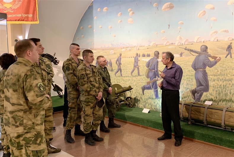 В Рязани военнослужащие Росгвардии посетили музей истории ВДВ