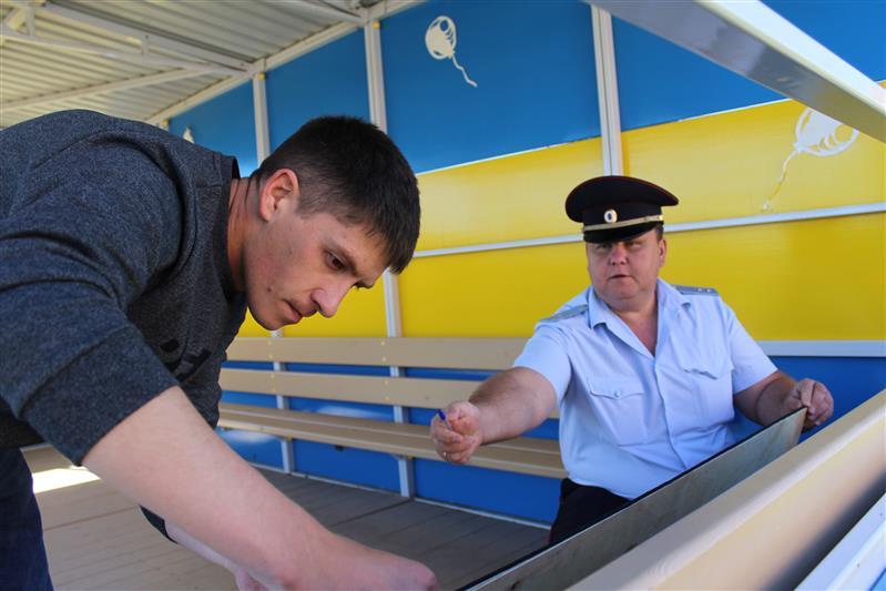 В преддверии Дня защиты детей сотрудники вневедомственной охраны приняли участие в благоустройстве территории дошкольного образовательного учреждения в Энгельсе (фото)