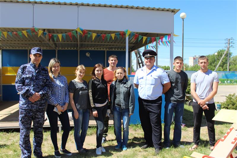 В преддверии Дня защиты детей сотрудники вневедомственной охраны приняли участие в благоустройстве территории дошкольного образовательного учреждения в Энгельсе (фото)
