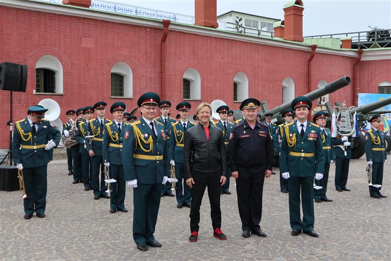 В Санкт-Петербурге военный оркестр Росгвардии принял участие в музыкальном сопровождении благотворительной акции «Милосердие белых ночей»