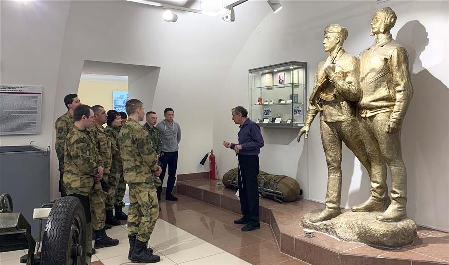 В Рязани военнослужащие Росгвардии посетили музей истории ВДВ