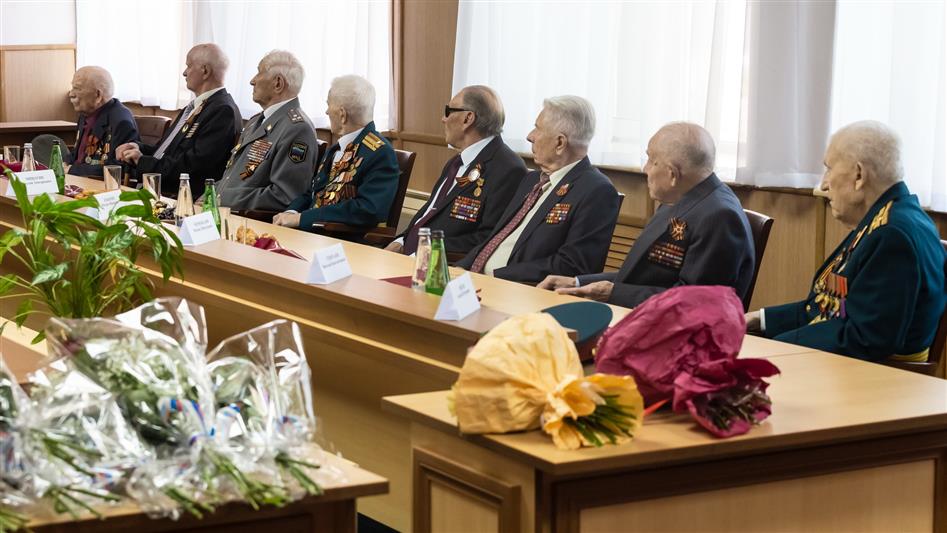 Ветераны Великой Отечественной войны и представители командования Центрального округа Росгвардии возложили цветы к Могиле Неизвестного солдата у Кремлевской стены