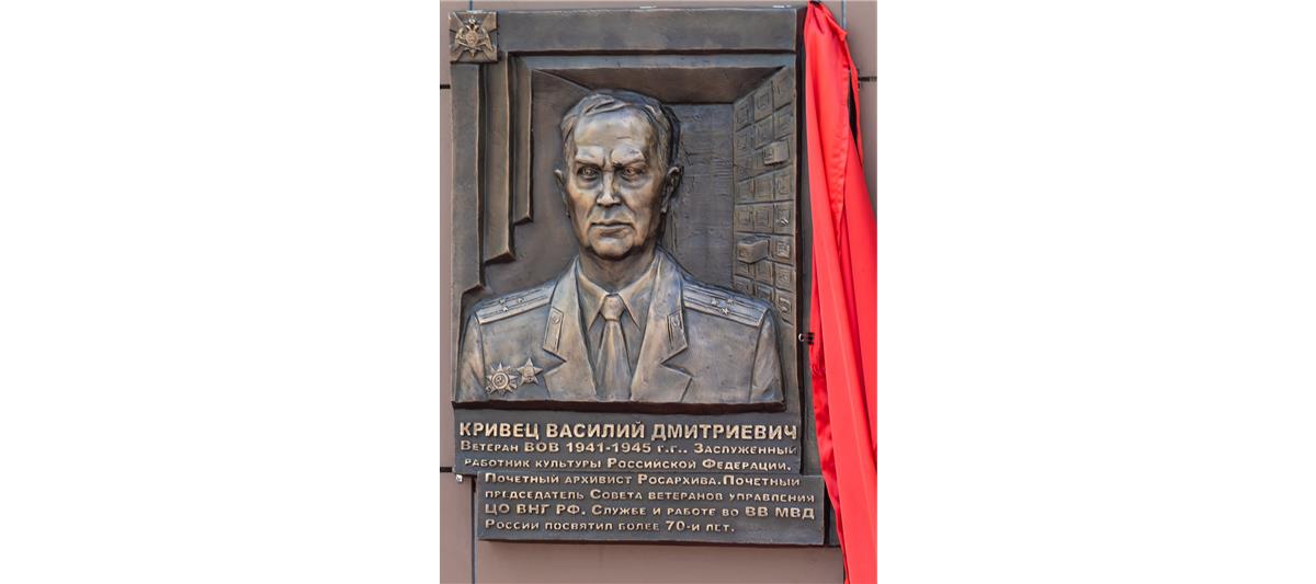 Ветераны Великой Отечественной войны и представители командования Центрального округа Росгвардии возложили цветы к Могиле Неизвестного солдата у Кремлевской стены