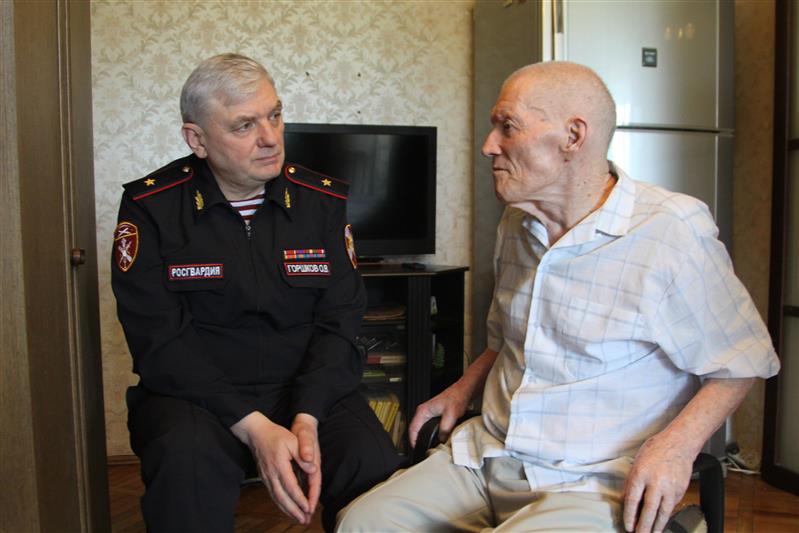 Подмосковные росгвардейцы навестили ветеранов Великой Отечественной войны и поздравили их с наступающим Днем Победы