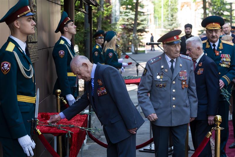 Ветераны Великой Отечественной войны и представители командования Центрального округа Росгвардии возложили цветы к Могиле Неизвестного солдата у Кремлевской стены