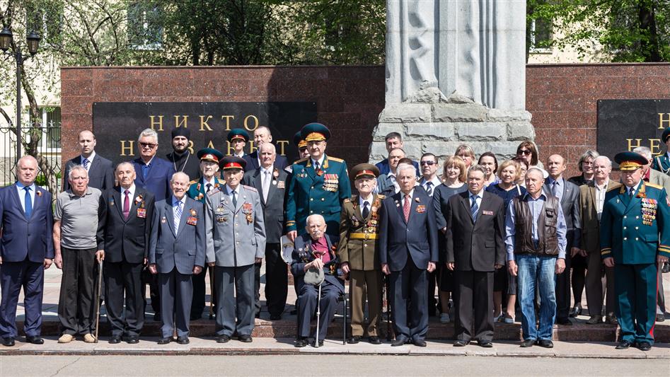 Ветераны Великой Отечественной войны и представители командования Центрального округа Росгвардии возложили цветы к Могиле Неизвестного солдата у Кремлевской стены