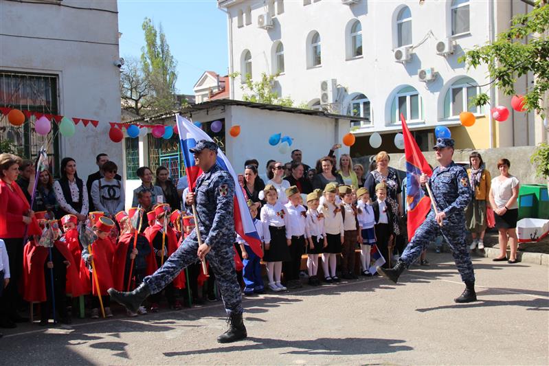 Представитель Росгвардии принял детский парад Победы в Севастополе