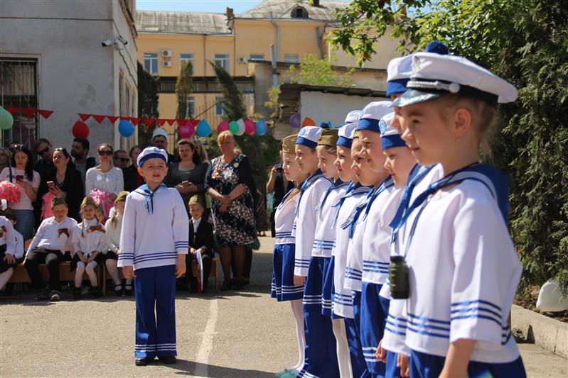 Представитель Росгвардии принял детский парад Победы в Севастополе