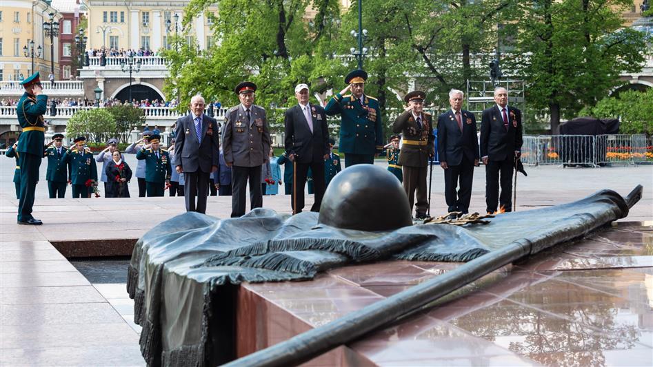 Ветераны Великой Отечественной войны и представители командования Центрального округа Росгвардии возложили цветы к Могиле Неизвестного солдата у Кремлевской стены