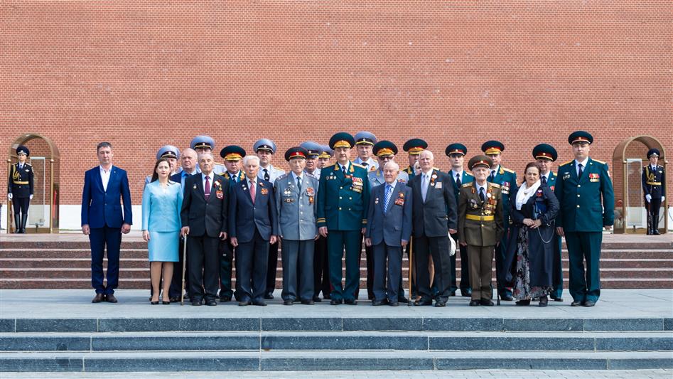 Ветераны Великой Отечественной войны и представители командования Центрального округа Росгвардии возложили цветы к Могиле Неизвестного солдата у Кремлевской стены
