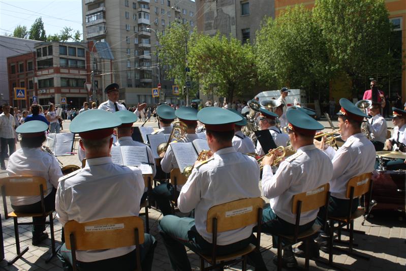 В Саратове оркестр военного института Росгвардии принял участие в акции «Мелодии Победы»
