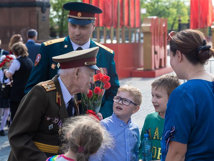 Ветераны Великой Отечественной войны и представители командования Центрального округа Росгвардии возложили цветы к Могиле Неизвестного солдата у Кремлевской стены