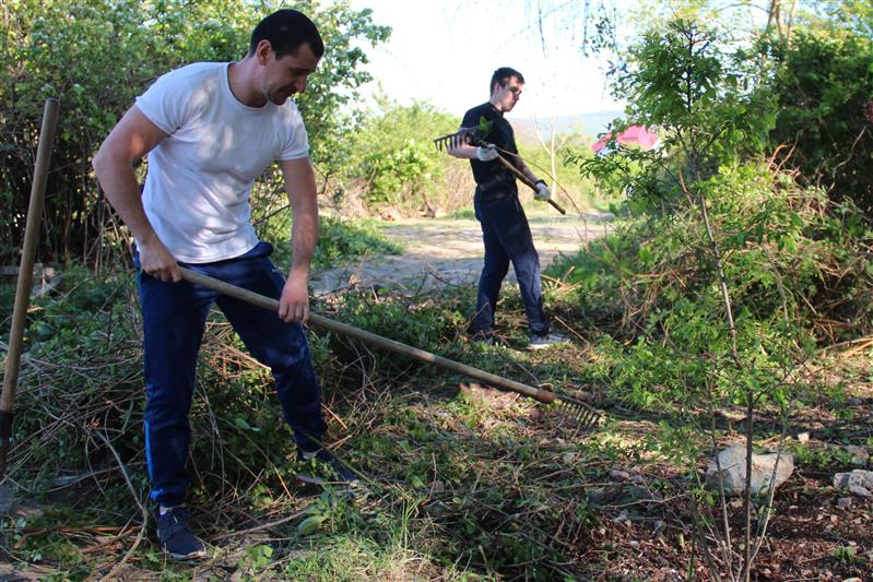 В рамках акции «Цветы памяти» росгвардейцы привели в порядок памятник участникам обороны Севастополя