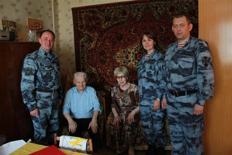 Сотрудники московского ОМОН поздравили ветерана Великой Отечественной войны с 90-летием 