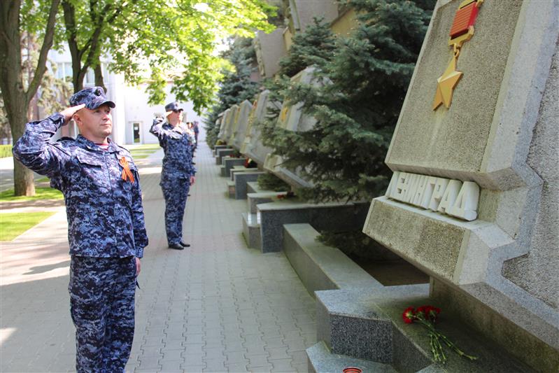 Сотрудники Росгвардии организовали и провели в Севастополе акцию «Свеча памяти»