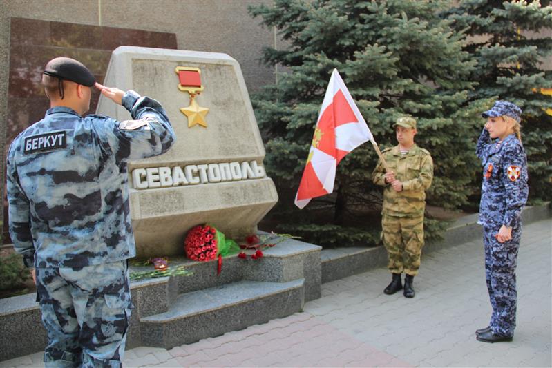 Сотрудники Росгвардии организовали и провели в Севастополе акцию «Свеча памяти»
