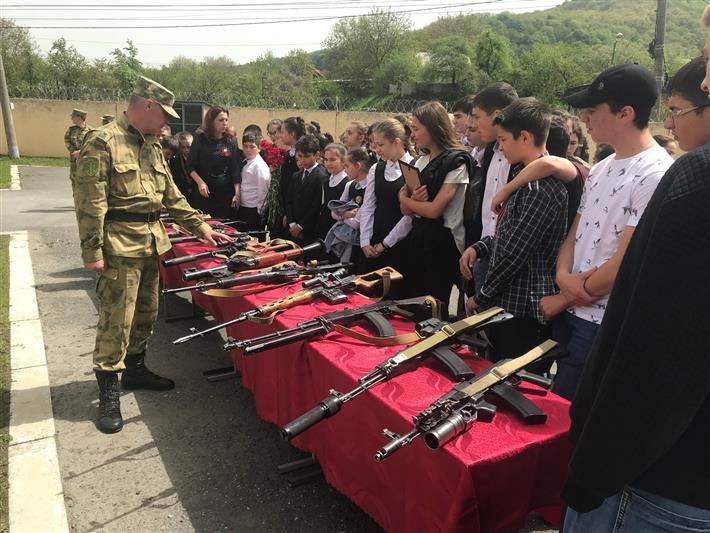 Во владикавказском соединении Росгвардии состоялось патриотическое мероприятие для школьников