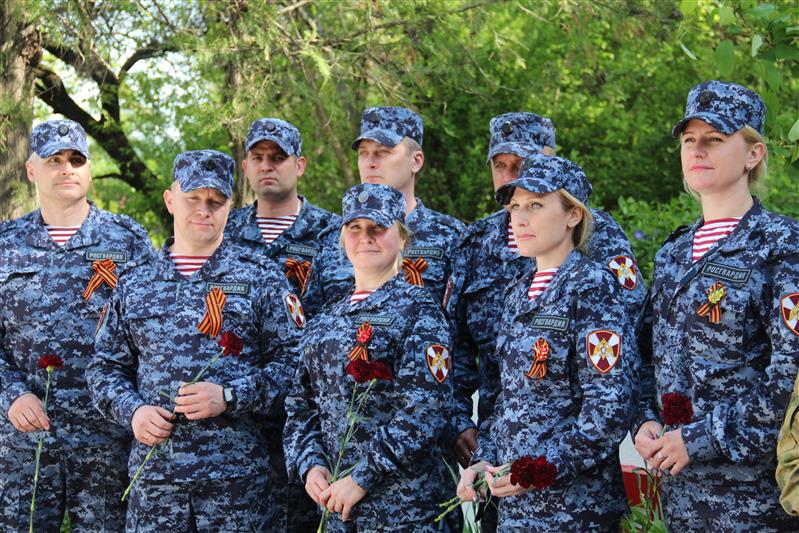 В рамках акции «Цветы памяти» росгвардейцы привели в порядок памятник участникам обороны Севастополя