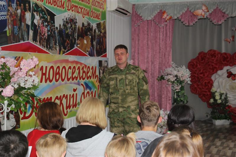 Военнослужащий Росгвардии провел Урок мужества в моздокском детском доме