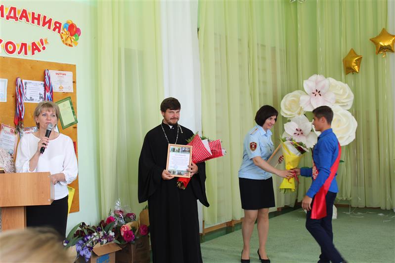 Сотрудники ставропольской вневедомственной охраны поздравили выпускников подшефной школы-интерната 